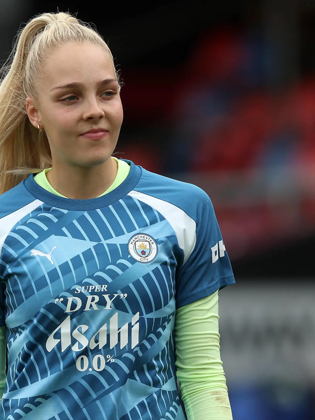 West Ham United v Manchester City - Barclays Women s Super League - Chigwell Construction Stadium Manchester City goalkeeper Ellie Roebuck prior to kick-off in the Barclays Women s Super League match at Chigwell Construction Stadium, London. Picture date: Sunday October 1, 2023. Use subject to restrictions. Editorial use only, no commercial use without prior consent from rights holder. PUBLICATIONxNOTxINxUKxIRL Copyright: xGeorgexTewkesburyx 73989075
