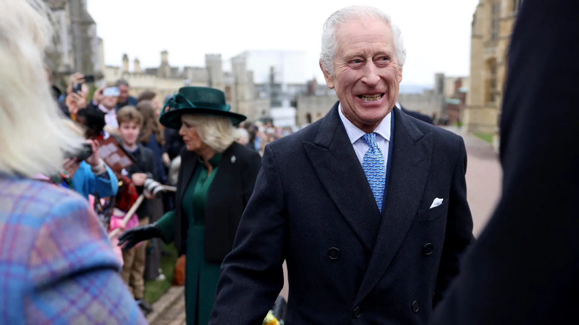 31.03.2024, Großbritannien, Windsor: König Charles III. und Königin Camilla begrüßen am Ostersonntag  die Menschen nach dem Ostergottesdienst in der St. George's Chapel auf Schloss Windsor. Foto: Hollie Adams/Reuters Pool/AP/dpa +++ dpa-Bildfunk +++