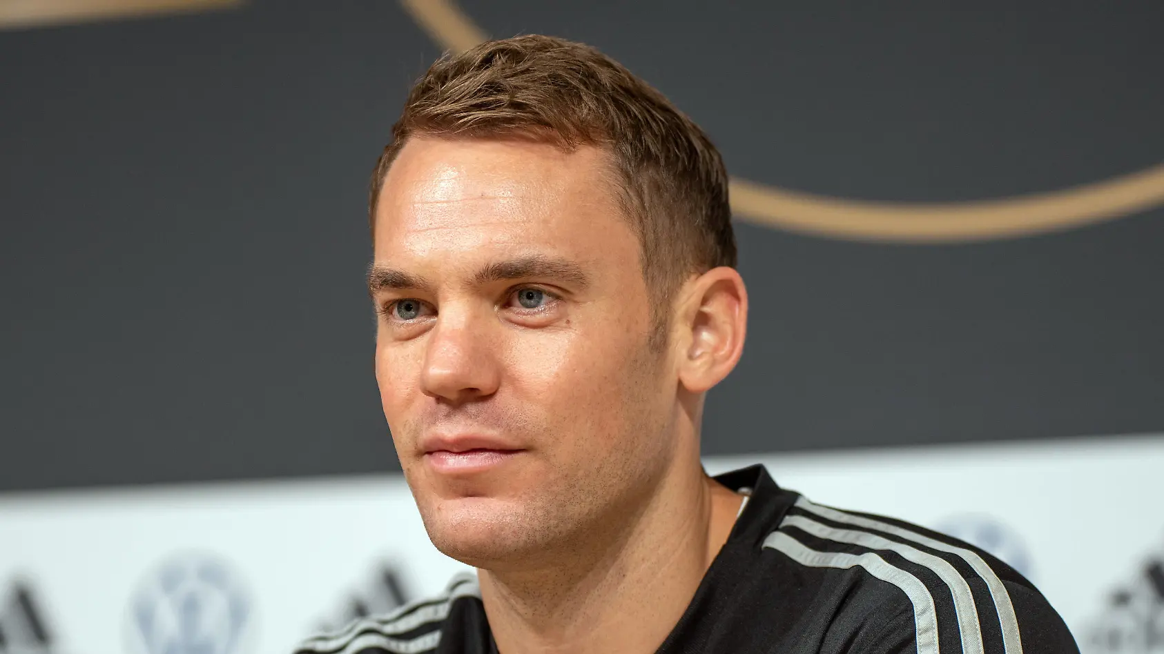 Neuer zeigt sich erstmals mit Baby