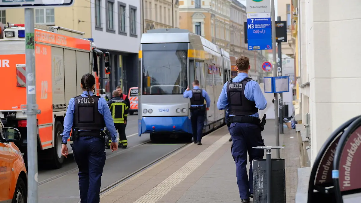 Einsatzkräfte der Polizei und Feuerwehr arbeiten nach einem Unfall an der Haltestelle Diakonissenhaus in der Georg-Schwarz-Straße in Leipzig-Leutzsch. Ein kleiner Junge ist am Ostersonntag von einer Straßenbahn erfasst worden. Für das Kind sei jede Hilfe zu spät gekommen, der Junge starb noch am Unfallort.