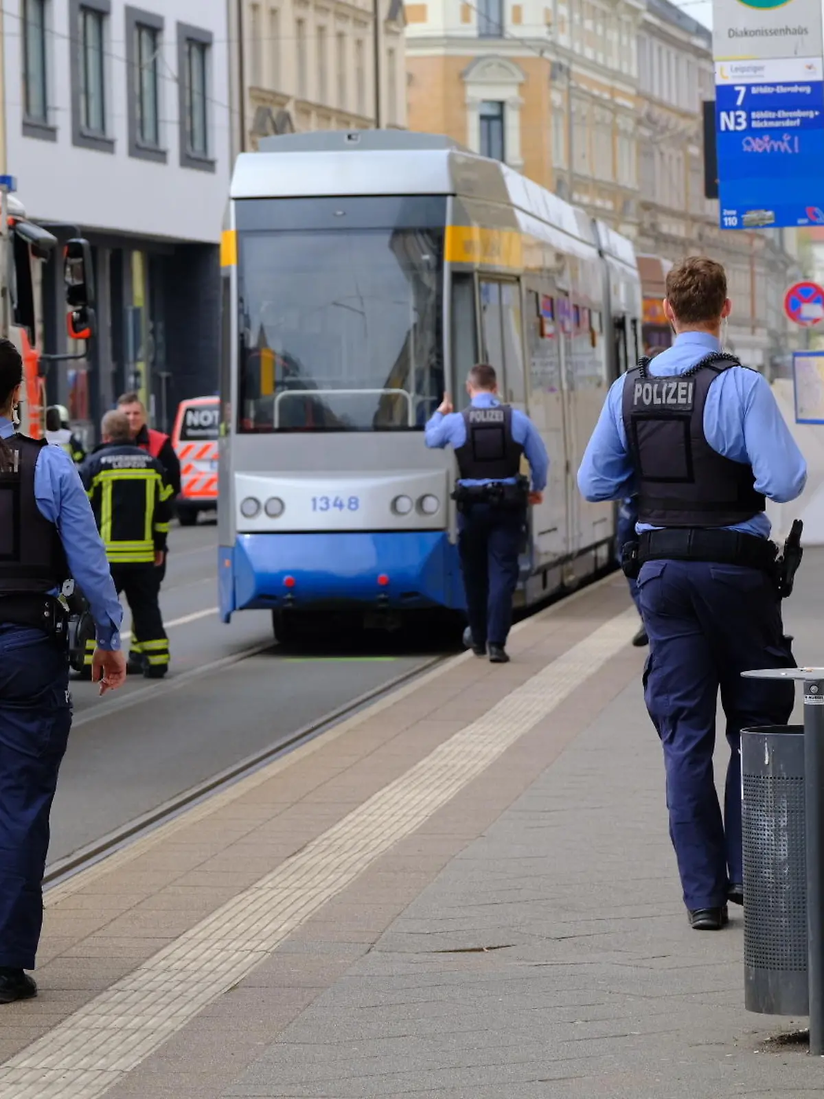 Einsatzkräfte der Polizei und Feuerwehr arbeiten nach einem Unfall an der Haltestelle Diakonissenhaus in der Georg-Schwarz-Straße in Leipzig-Leutzsch. Ein kleiner Junge ist am Ostersonntag von einer Straßenbahn erfasst worden. Für das Kind sei jede Hilfe zu spät gekommen, der Junge starb noch am Unfallort.