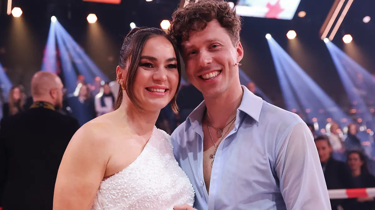 ARCHIV - 24.02.2024, Nordrhein-Westfalen, Köln: Die schwangere Profitänzerin Renata Lusin und ihr Mann Valentin Lusin, Profitänzer, stehen in der Kennenlernshow der RTL-Tanzshow ·Let's Dance· zum Auftakt der neuen Staffel auf dem Parkett im Coloneum. Das Paar ist nun Eltern eines Mädchens geworden. (zu dpa: «Das «Let's Dance»-Baby ist da: Renata und Valentin Lusin sind Eltern») Foto: Rolf Vennenbernd/dpa +++ dpa-Bildfunk +++