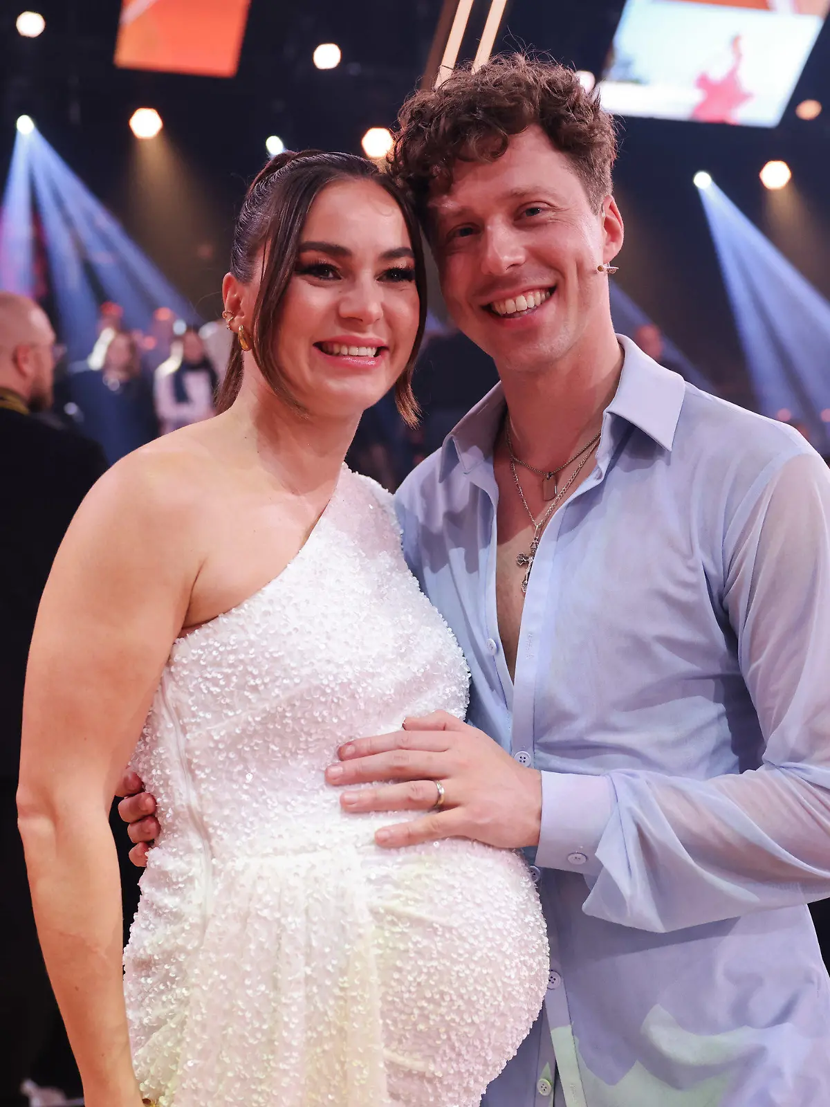ARCHIV - 24.02.2024, Nordrhein-Westfalen, Köln: Die schwangere Profitänzerin Renata Lusin und ihr Mann Valentin Lusin, Profitänzer, stehen in der Kennenlernshow der RTL-Tanzshow ·Let's Dance· zum Auftakt der neuen Staffel auf dem Parkett im Coloneum. Das Paar ist nun Eltern eines Mädchens geworden. (zu dpa: «Das «Let's Dance»-Baby ist da: Renata und Valentin Lusin sind Eltern») Foto: Rolf Vennenbernd/dpa +++ dpa-Bildfunk +++