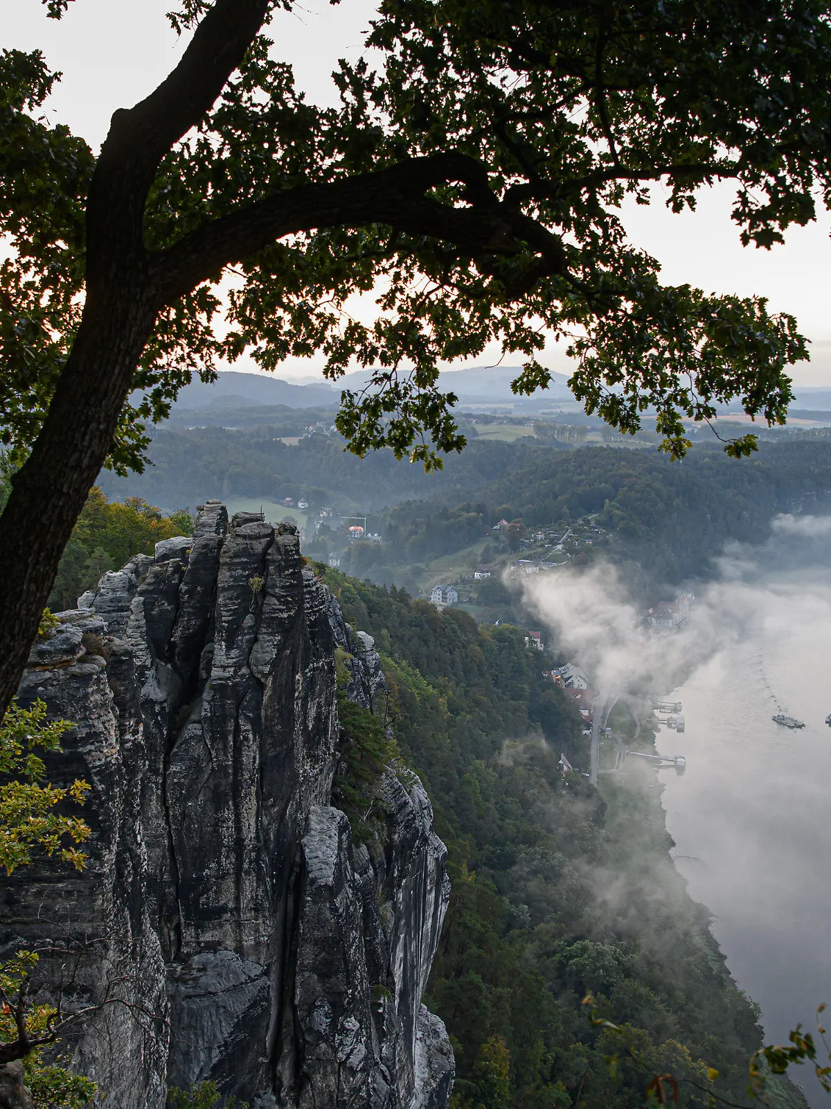 dpatopbilder - 22.09.2020, Sachsen, Rathen: Blick von einer Aussichtsplattform auf der Bastei im Nationalpark Sächsische Schweiz auf das Elbtal im Morgennebel. Foto: Robert Michael/dpa-Zentralbild/dpa +++ dpa-Bildfunk +++