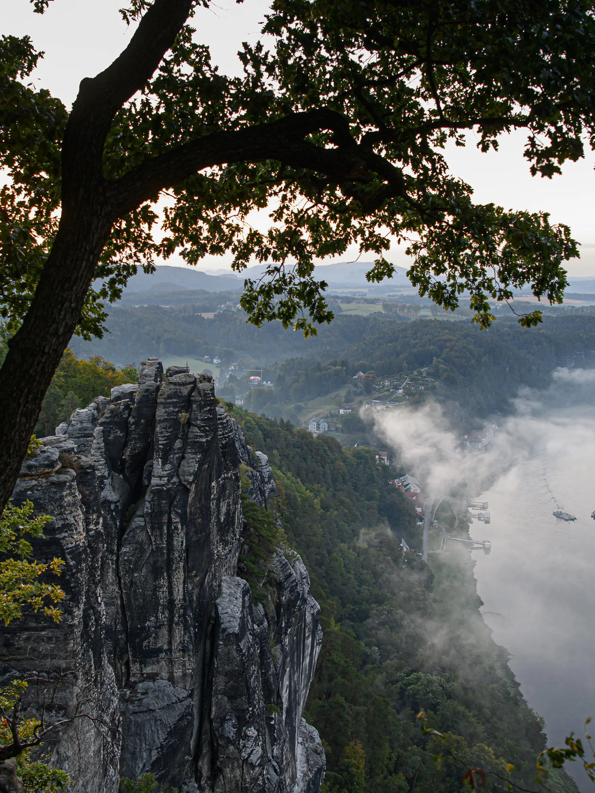dpatopbilder - 22.09.2020, Sachsen, Rathen: Blick von einer Aussichtsplattform auf der Bastei im Nationalpark Sächsische Schweiz auf das Elbtal im Morgennebel. Foto: Robert Michael/dpa-Zentralbild/dpa +++ dpa-Bildfunk +++