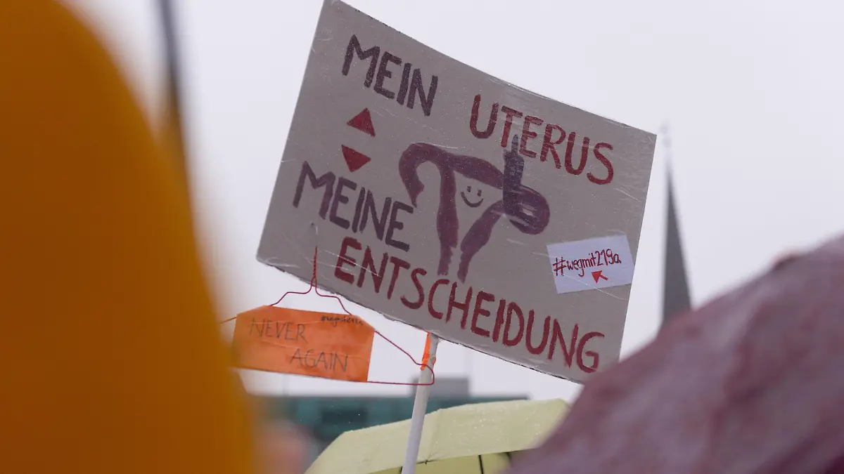 Protest gegen Paragraf 219a Strafgesetzbuch Hamburg Jungfernstieg, 26.01.2019 - Demo, Demonstration, protestieren, Kundgebung, Plakate, My Body My Choice, Körper, Selbstbestimmung, Frau, Frauen, Frauenrechte, Mutter, Mütter, Abtreibung, Abtreibungsgesetz, demonstrieren, Vertrauen, Uterus, Feminismus, Feministen, Politik, Initiative, Freiheit, Körper, Gebärmutter, Schwangere, Unterdrückung, Aufklärung, Sex, sexuell, sexuelle Selbstbestimmung, Hamburg Hamburg Deutschland *** protest against paragraph 219a penal code Hamburg Jungfernstieg 26 01 2019 demonstration protest demonstration protest rally posters My Body My Choice body self-determination woman women women rights mother mothers abortion abortion law demonstrate confidence uterus feminism feminists politics initiative freedom body uterus pregnant woman oppression sex education