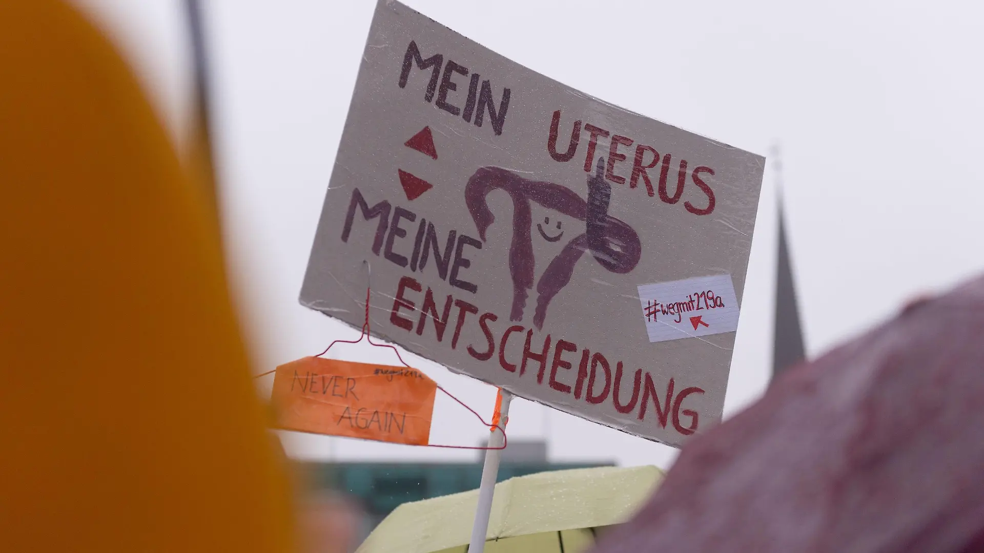 Protest gegen Paragraf 219a Strafgesetzbuch Hamburg Jungfernstieg, 26.01.2019 - Demo, Demonstration, protestieren, Kundgebung, Plakate, My Body My Choice, Körper, Selbstbestimmung, Frau, Frauen, Frauenrechte, Mutter, Mütter, Abtreibung, Abtreibungsgesetz, demonstrieren, Vertrauen, Uterus, Feminismus, Feministen, Politik, Initiative, Freiheit, Körper, Gebärmutter, Schwangere, Unterdrückung, Aufklärung, Sex, sexuell, sexuelle Selbstbestimmung, Hamburg Hamburg Deutschland *** protest against paragraph 219a penal code Hamburg Jungfernstieg 26 01 2019 demonstration protest demonstration protest rally posters My Body My Choice body self-determination woman women women rights mother mothers abortion abortion law demonstrate confidence uterus feminism feminists politics initiative freedom body uterus pregnant woman oppression sex education  