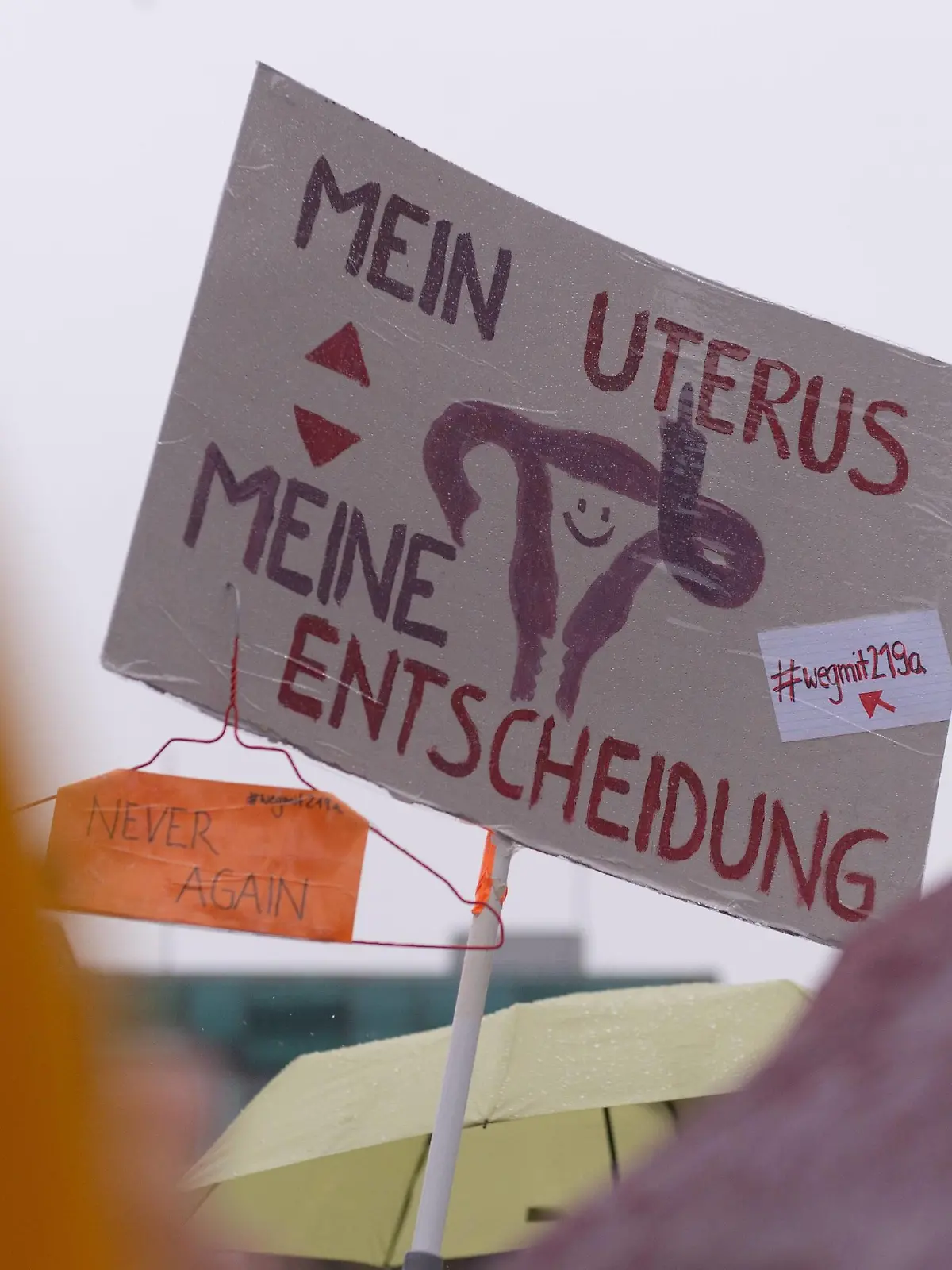 Protest gegen Paragraf 219a Strafgesetzbuch Hamburg Jungfernstieg, 26.01.2019 - Demo, Demonstration, protestieren, Kundgebung, Plakate, My Body My Choice, Körper, Selbstbestimmung, Frau, Frauen, Frauenrechte, Mutter, Mütter, Abtreibung, Abtreibungsgesetz, demonstrieren, Vertrauen, Uterus, Feminismus, Feministen, Politik, Initiative, Freiheit, Körper, Gebärmutter, Schwangere, Unterdrückung, Aufklärung, Sex, sexuell, sexuelle Selbstbestimmung, Hamburg Hamburg Deutschland *** protest against paragraph 219a penal code Hamburg Jungfernstieg 26 01 2019 demonstration protest demonstration protest rally posters My Body My Choice body self-determination woman women women rights mother mothers abortion abortion law demonstrate confidence uterus feminism feminists politics initiative freedom body uterus pregnant woman oppression sex education  