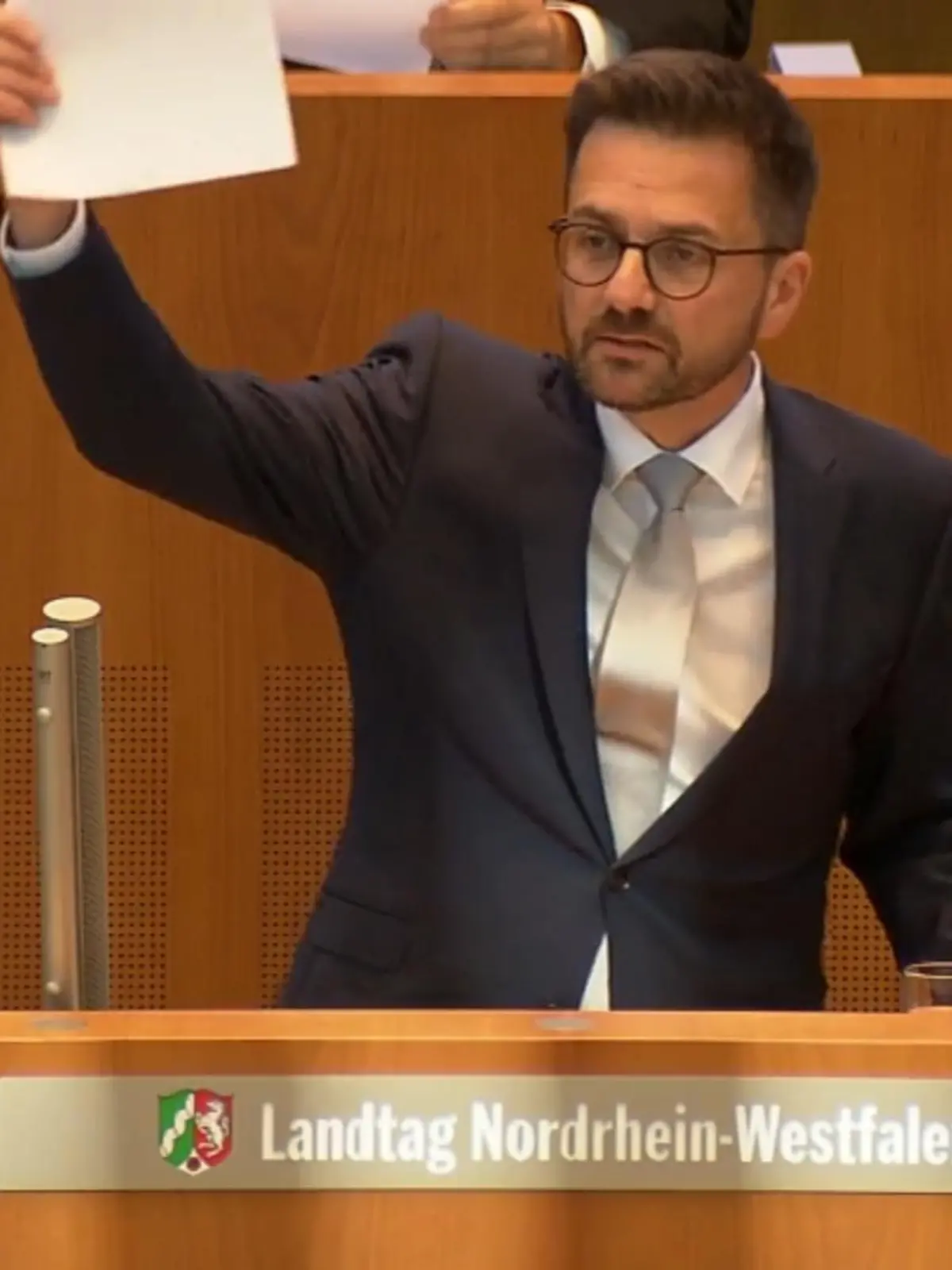 Die schwarz-grüne Landesregierung tue zu wenig in der Energiekrise für die Menschen im Land. Das sagte heute der Chef der NRW-SPD Thomas Kutschaty im Düsseldorfer Landtag. Unter anderem fordert er die Kita-Gebühren komplett abzuschaffen, um Eltern zu entlasten.