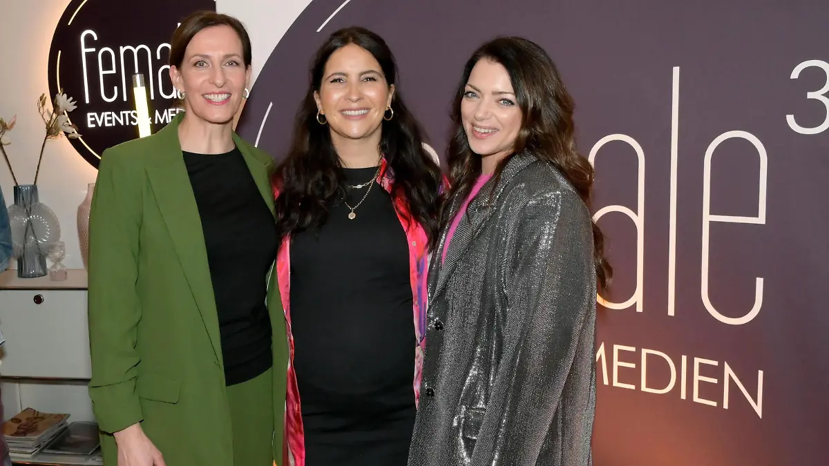 Katrin (Ulrike Frank, l.), Laura (Chryssanthi Kavazi, M.) und Emily (Anne Menden) präsentieren gemeinsam ihre neue Event- und Medienagentur.

+++ Die Verwendung des sendungsbezogenen Materials ist nur mit dem Hinweis und Verlinkung auf RTL+ gestattet. +++