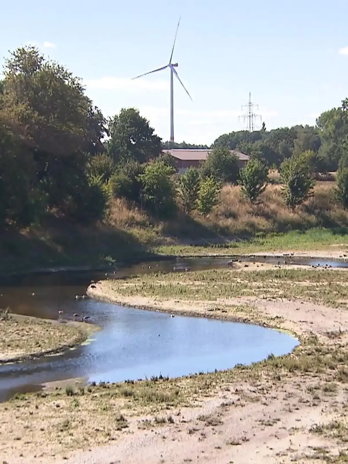 Die Emscher im Ruhrgebiet galt lange Zeit als der dreckigste Fluss Europas. Deshalb wurde sie von vielen „Köttelbecke“ genannt. 1992 Jahren begann der Umbau. 30 Jahre und mehr als 5,5 Milliarden Euro später ist es endlich soweit: Heute soll der Abschluss des sogenannten Emscher-Umbaus gefeiert werden. Auch Bundeskanzler Olaf Scholz und NRW-Bauministerin Ina Scharrenbach sind dabei.