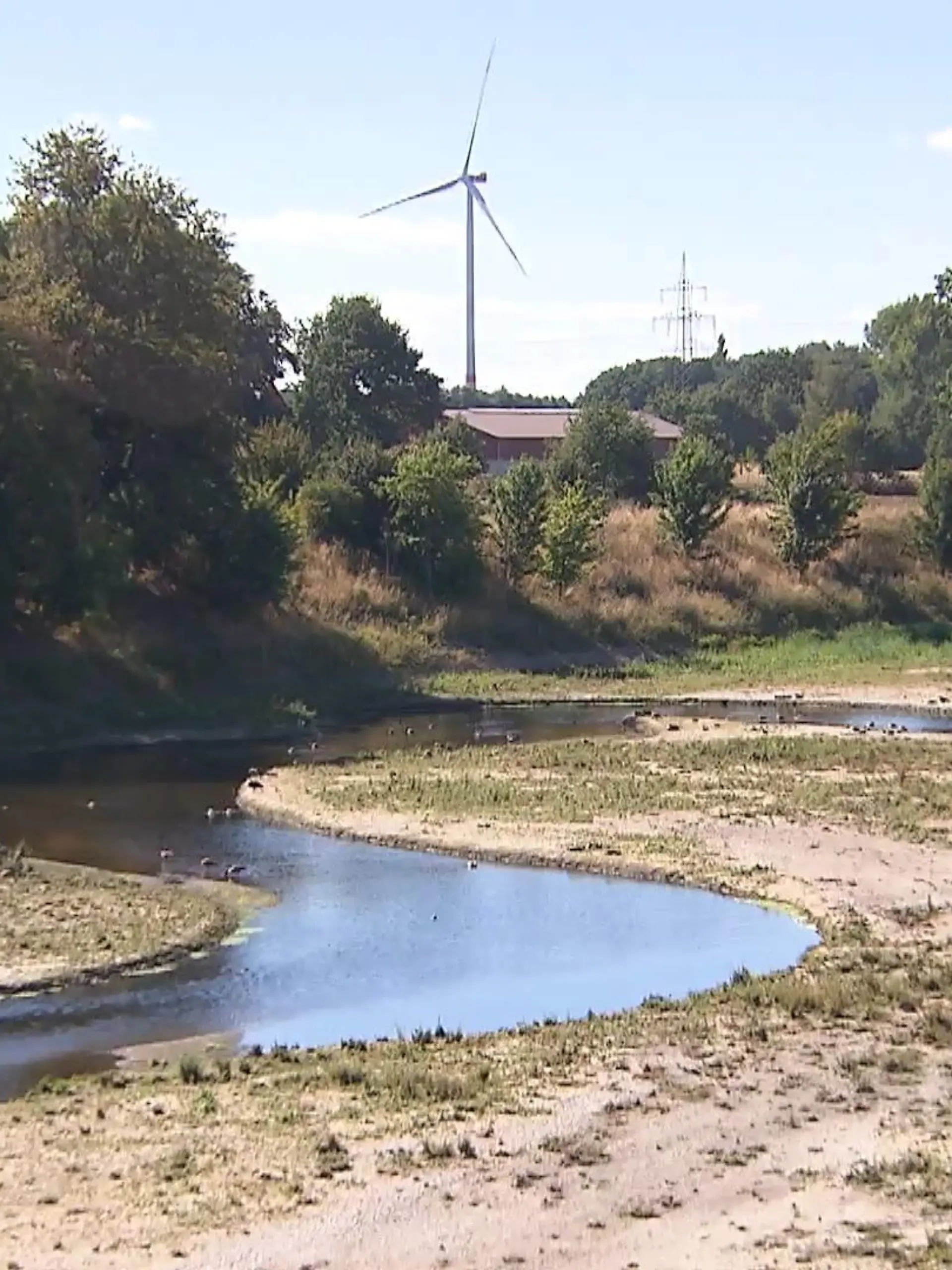 Die Emscher im Ruhrgebiet galt lange Zeit als der dreckigste Fluss Europas. Deshalb wurde sie von vielen „Köttelbecke“ genannt. 1992 Jahren begann der Umbau. 30 Jahre und mehr als 5,5 Milliarden Euro später ist es endlich soweit: Heute soll der Abschluss des sogenannten Emscher-Umbaus gefeiert werden. Auch Bundeskanzler Olaf Scholz und NRW-Bauministerin Ina Scharrenbach sind dabei.