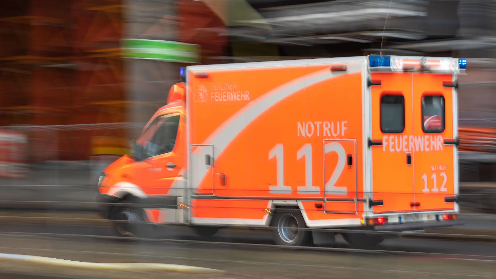 Rettungswagen der Feuerwehr mit Blaulicht auf Sonderfahrt 25.12.2021, GER - Berlin, Rettungswagen der Feuerwehr mit Blaulicht auf Sonderfahrt, Berlin Berlin Deutschland, DEU Notruf *** Fire brigade ambulance with blue light on special trip 25 12 2021, GER Berlin, Fire brigade ambulance with blue light on special trip, Berlin Berlin Germany, DEU emergency call
