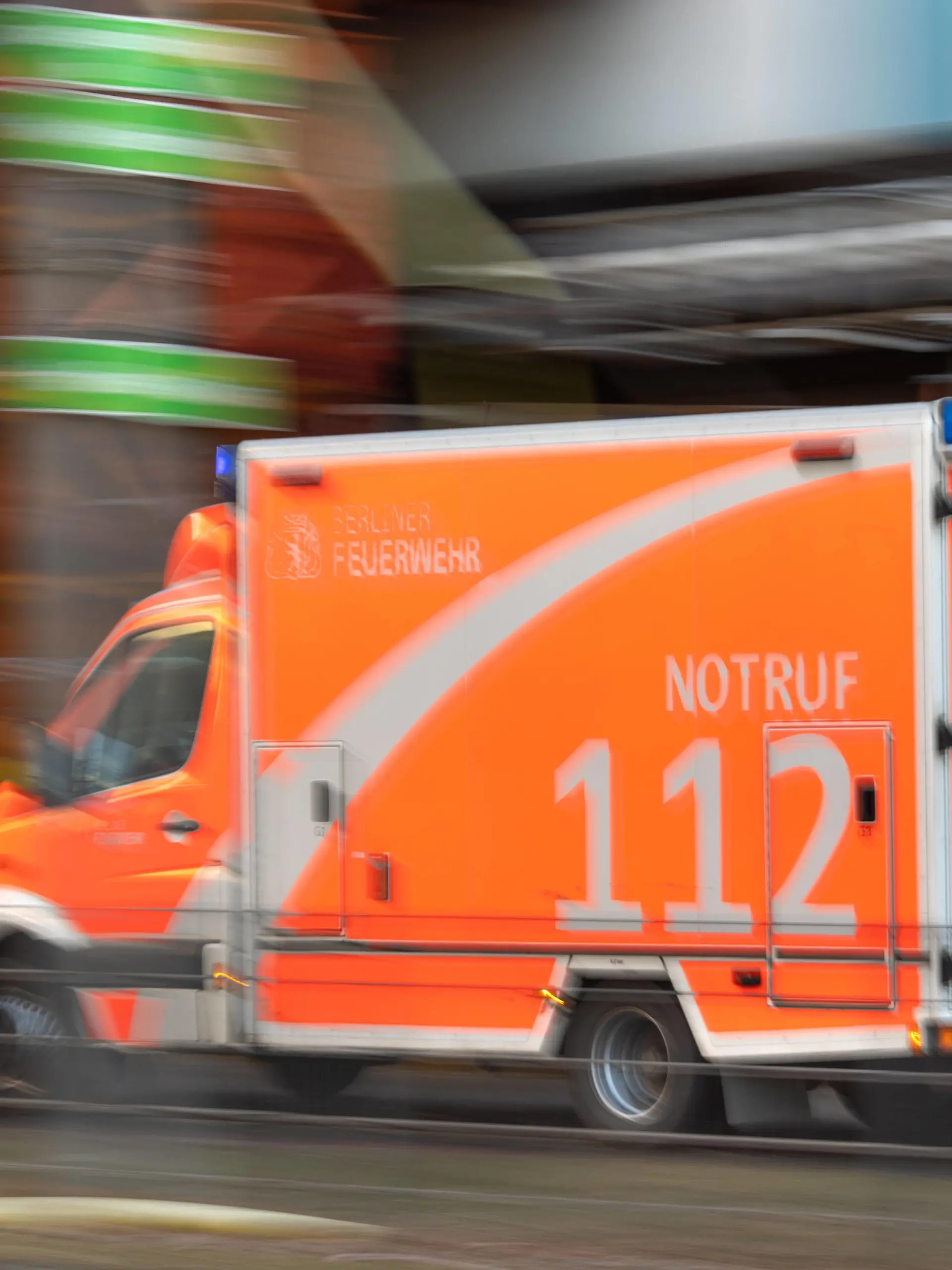 Rettungswagen der Feuerwehr mit Blaulicht auf Sonderfahrt 25.12.2021, GER - Berlin, Rettungswagen der Feuerwehr mit Blaulicht auf Sonderfahrt, Berlin Berlin Deutschland, DEU Notruf *** Fire brigade ambulance with blue light on special trip 25 12 2021, GER Berlin, Fire brigade ambulance with blue light on special trip, Berlin Berlin Germany, DEU emergency call