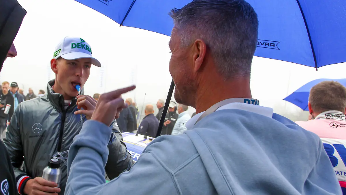  Nuerburg, Deutschland 26.- 28. August 2022: DTM Nuerburgring - Rennen 1 - 2022 David Schumacher Mercedes AMG Team Winward 27 mit seinem Vater Ralf Schumacher, F1 Sky Experte *** Nuerburg, Germany 26 28 August 2022 DTM Nuerburgring Race 1 2022 David Schumacher Mercedes AMG Team Winward 27 with his father Ralf Schumacher, F1 Sky Expert Copyright: xFotostandx/xTobiasxGorgesx