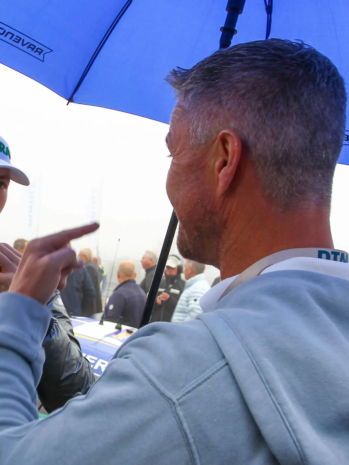  Nuerburg, Deutschland 26.- 28. August 2022: DTM Nuerburgring - Rennen 1 - 2022 David Schumacher Mercedes AMG Team Winward 27 mit seinem Vater Ralf Schumacher, F1 Sky Experte *** Nuerburg, Germany 26 28 August 2022 DTM Nuerburgring Race 1 2022 David Schumacher Mercedes AMG Team Winward 27 with his father Ralf Schumacher, F1 Sky Expert Copyright: xFotostandx/xTobiasxGorgesx