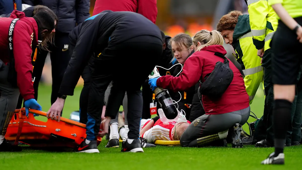 Chelsea v Arsenal - FA Women s Continental Tyres League Cup - Final - Molineux Stadium Arsenal s Frida Maanum receives medical attention after she goes down during the FA Women s Continental Tyres League Cup Final at Molineux Stadium, Wolverhampton. Picture date: Sunday March 31, 2024. Use subject to restrictions. Editorial use only, no commercial use without prior consent from rights holder. PUBLICATIONxNOTxINxUKxIRL Copyright: xDavidxDaviesx 75756225