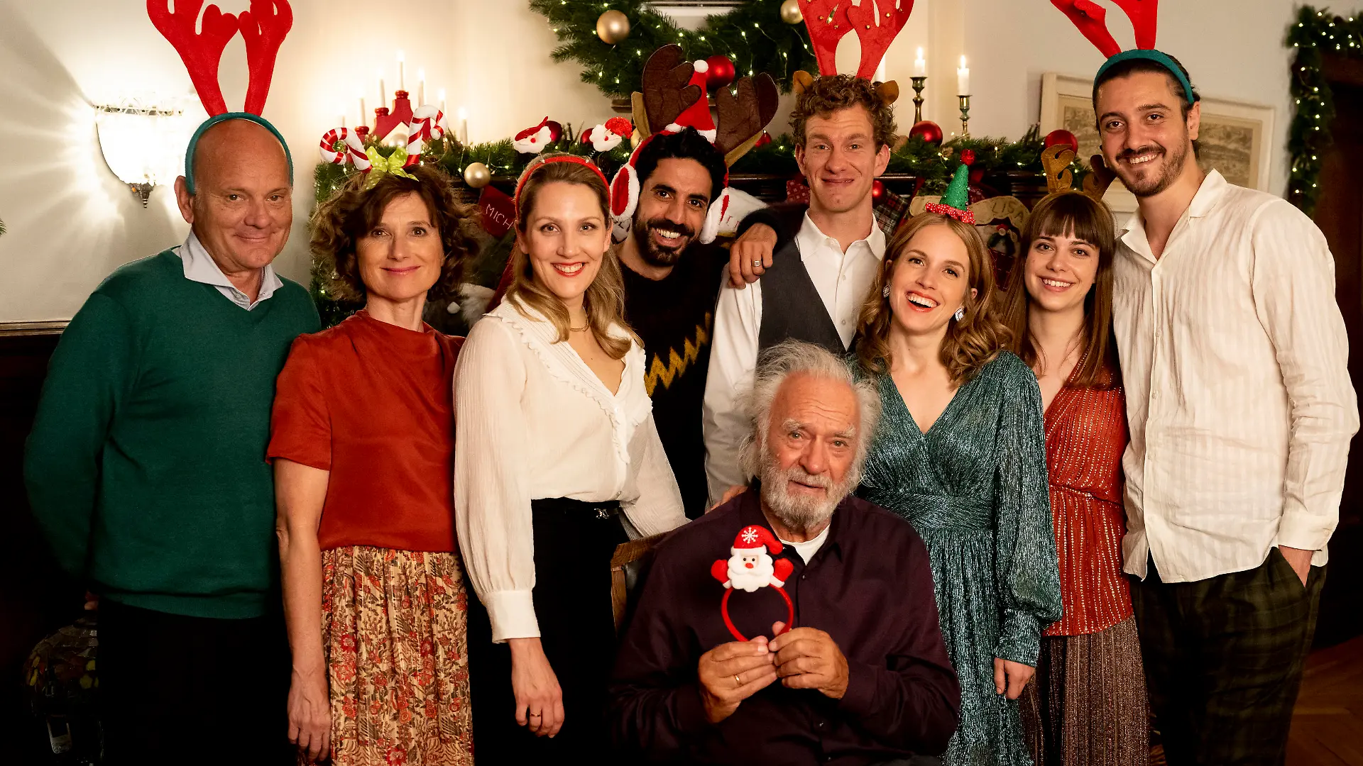 v.l.: Ulrich Gebauer, Victoria Trauttmansdorff, Nikola Kastner, Tomer Lev Tov, Sebastian Weiss, Paula Kalenberg, Eva Bühnen, Kinan Hmeidan und im Vordergrund Achim Wolff