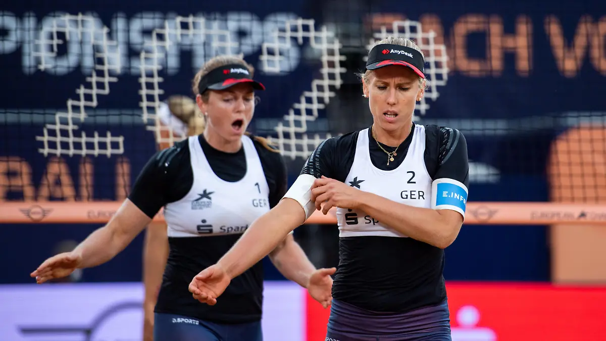 SUDE Julia, BORGER Karla (shown in the picture disappointed about the loss) (GER) vs. GRAUDINA Tina, KRAVCENOKA Anastasija (LAT), Quarterfinal, GER, Beach Volleyball Women (Beachvolleyball Frauen), European Championships Munich 2022, 19.08.2022 Photo: Eibner/Memmler