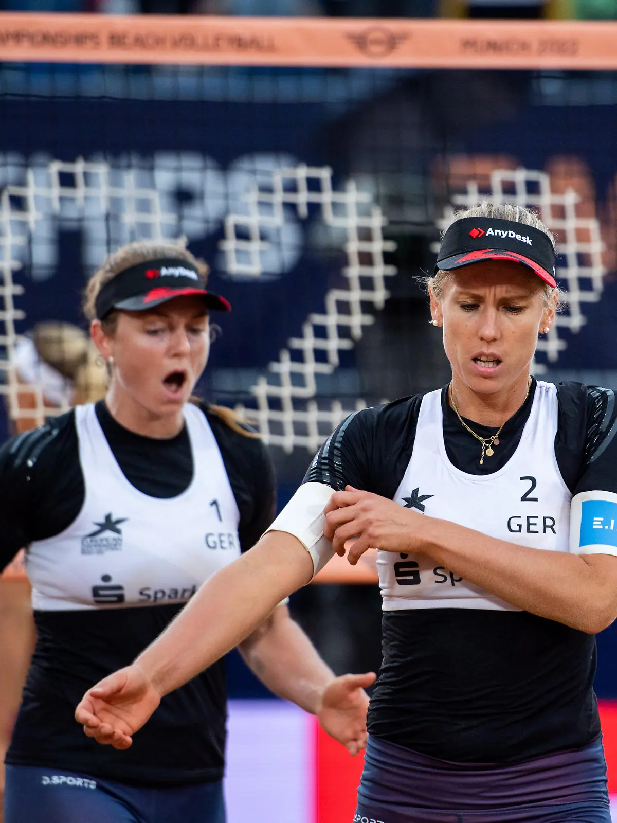 SUDE Julia, BORGER Karla (shown in the picture disappointed about the loss) (GER) vs. GRAUDINA Tina, KRAVCENOKA Anastasija (LAT), Quarterfinal, GER, Beach Volleyball Women (Beachvolleyball Frauen), European Championships Munich 2022, 19.08.2022 Photo: Eibner/Memmler