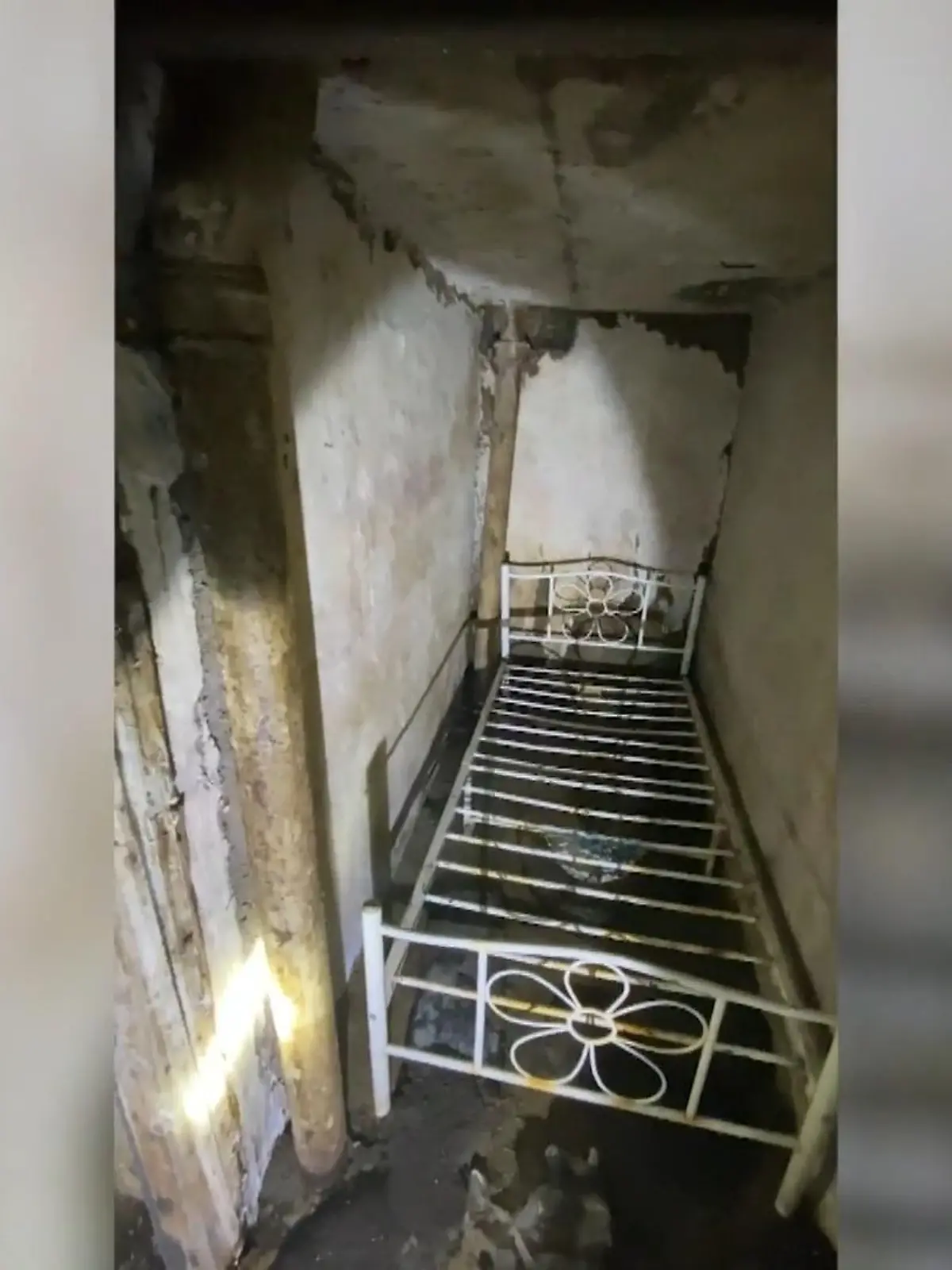 Traum vom Familienhaus wird zum Horror! Ein junges Paar aus dem englischen Brighton hat beim Rundgang durch sein neu erworbenes Haus eine gruselige Entdeckung gemacht: hinter einer Wand im Badezimmer war plötzlich ein dunkler Durchgang. Was das Paar dort entdeckt hat, erfahren Sie im Video.
