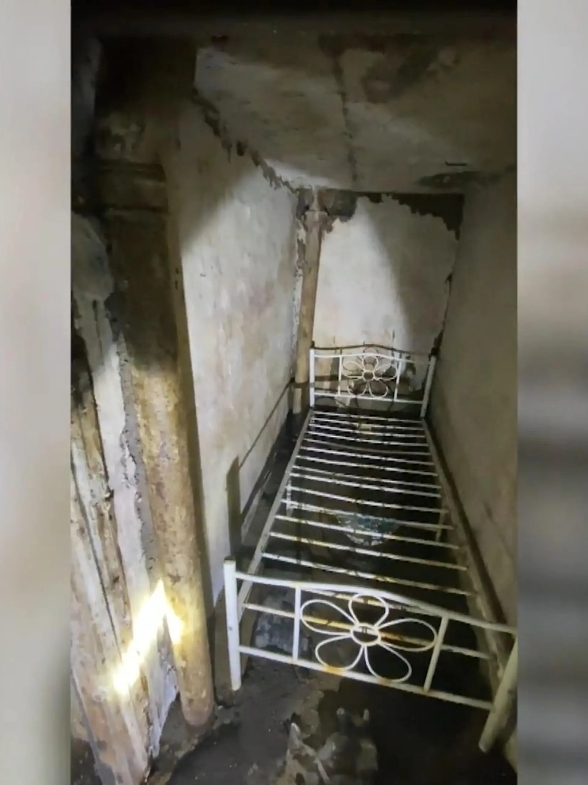 Traum vom Familienhaus wird zum Horror! Ein junges Paar aus dem englischen Brighton hat beim Rundgang durch sein neu erworbenes Haus eine gruselige Entdeckung gemacht: hinter einer Wand im Badezimmer war plötzlich ein dunkler Durchgang. Was das Paar dort entdeckt hat, erfahren Sie im Video.