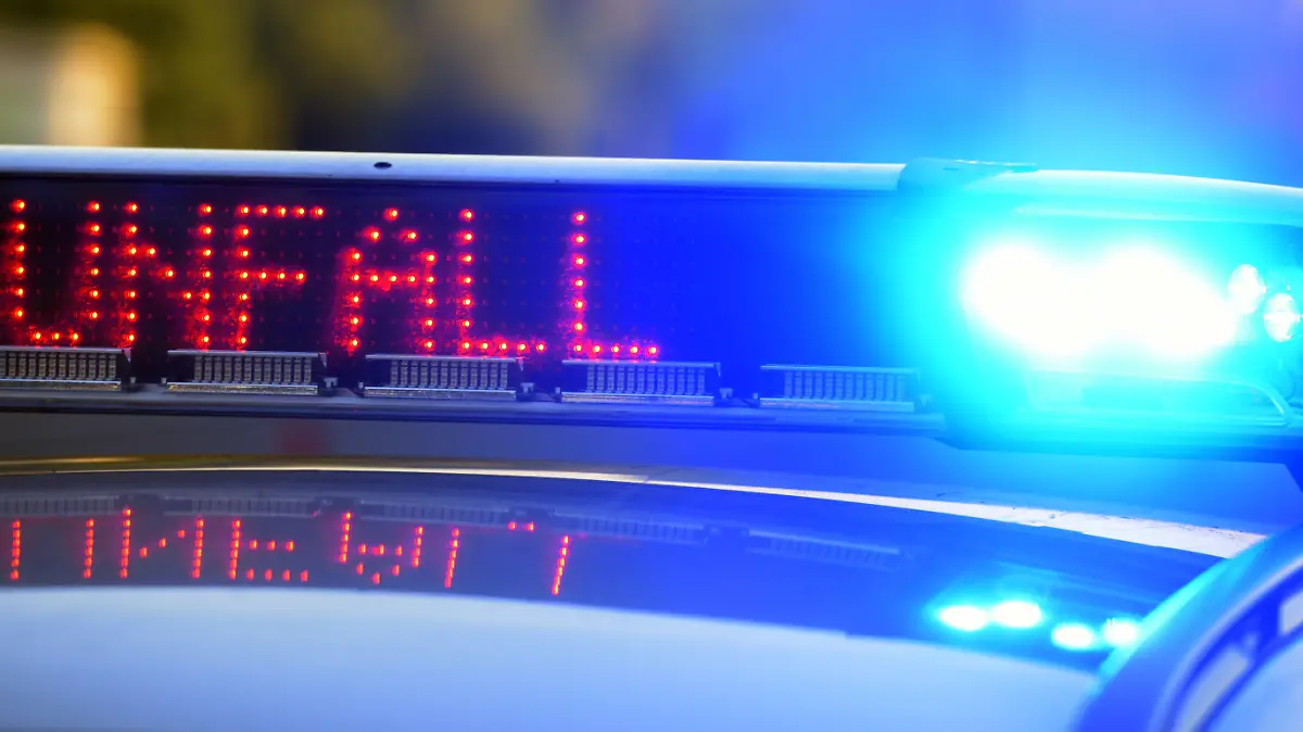 ARCHIV - 12.06.2017, Bayern, Günzburg: Auf einem Polizeifahrzeug warnt eine Leuchtschrift vor einer Unfallstelle. (zu dpa: «Frontalzusammenstoß beim Überholen - zwei Motorradfahrer tot») Foto: Stefan Puchner/dpa +++ dpa-Bildfunk +++