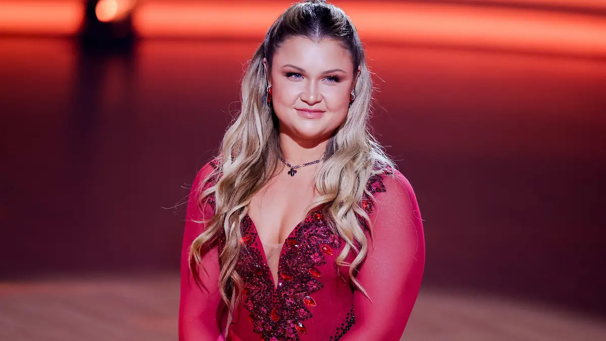15.03.2024, Nordrhein-Westfalen, Köln: Sophia Thiel, Influencerin, steht in der RTL-Tanzshow «Let's Dance» auf dem Parkett im Coloneum. Foto: Rolf Vennenbernd/dpa +++ dpa-Bildfunk +++