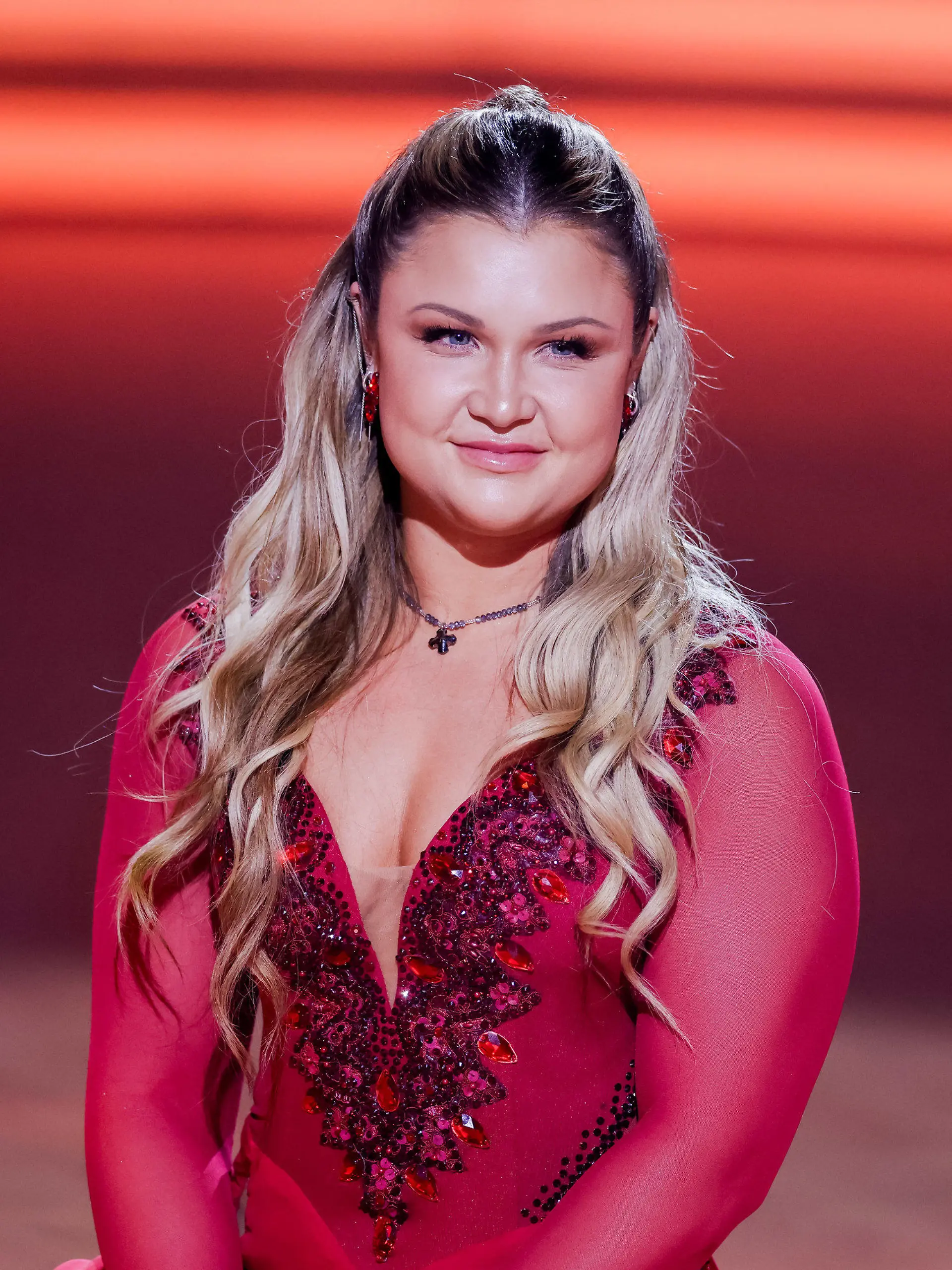 15.03.2024, Nordrhein-Westfalen, Köln: Sophia Thiel, Influencerin, steht in der RTL-Tanzshow «Let's Dance» auf dem Parkett im Coloneum. Foto: Rolf Vennenbernd/dpa +++ dpa-Bildfunk +++