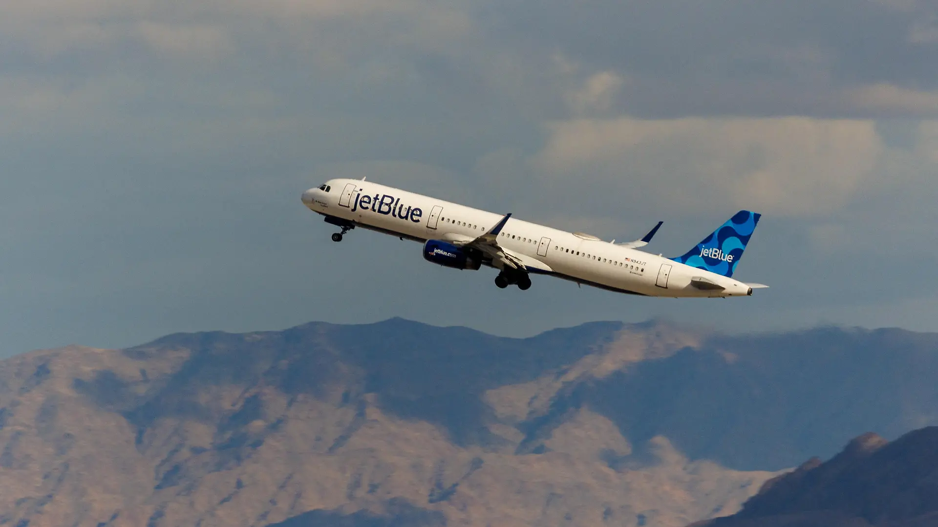 FILE PHOTO: A Jetblue commercial airliner takes off form Las Vegas International Airport in Las Vegas, Nevada, U.S., February 8, 2024. REUTERS/Mike Blake/File Photo