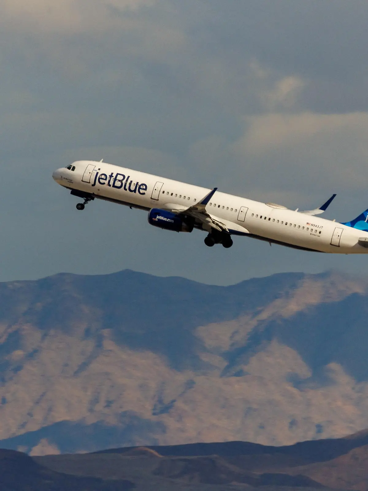 FILE PHOTO: A Jetblue commercial airliner takes off form Las Vegas International Airport in Las Vegas, Nevada, U.S., February 8, 2024.  REUTERS/Mike Blake/File Photo