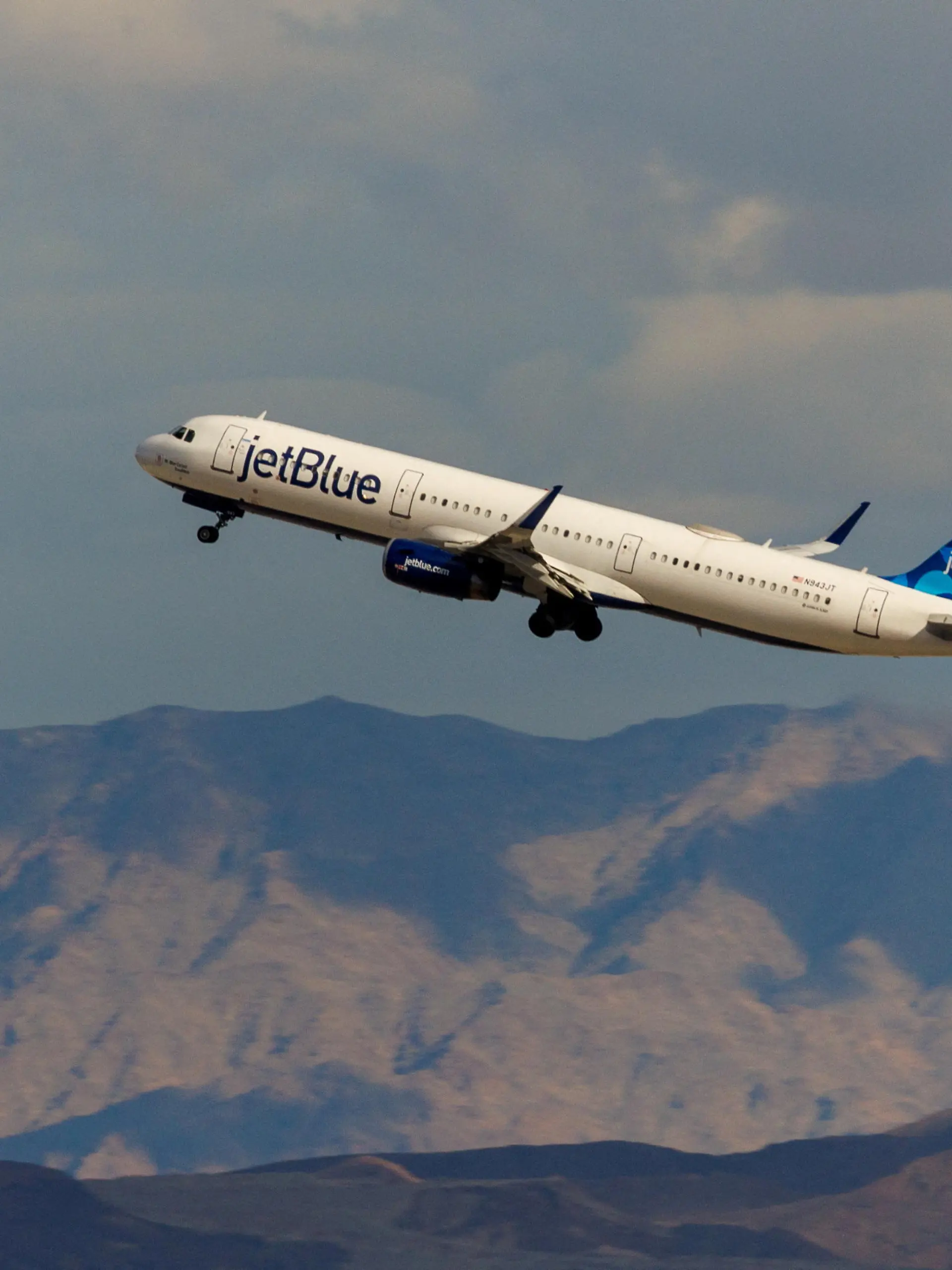 FILE PHOTO: A Jetblue commercial airliner takes off form Las Vegas International Airport in Las Vegas, Nevada, U.S., February 8, 2024.  REUTERS/Mike Blake/File Photo