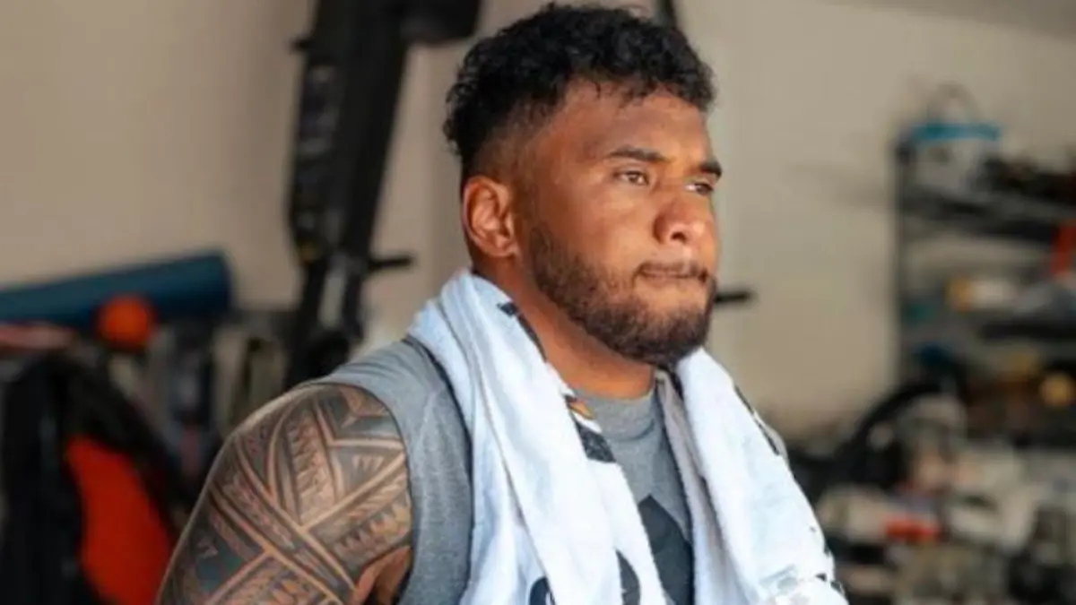 Tua Tagovailoa (25) posiert mit seinem neuen Tattoo