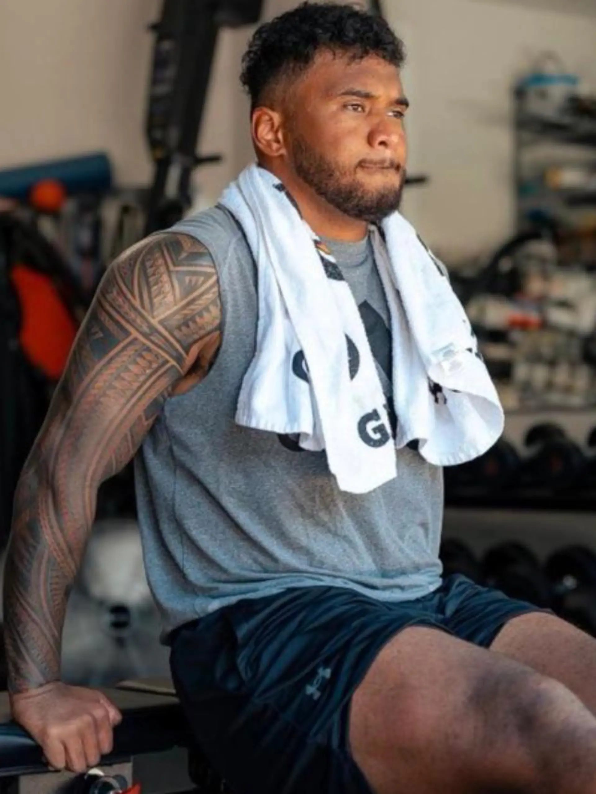 Tua Tagovailoa (25) posiert mit seinem neuen Tattoo