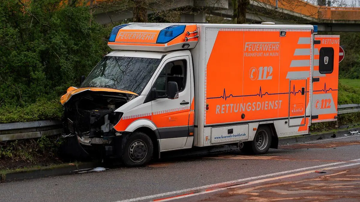 Die Fahrer des Krankenwagens ziehen sich keine Verletzungen zu.