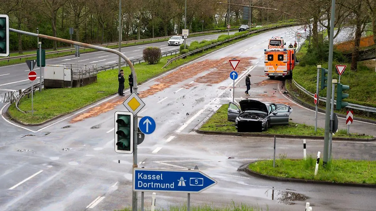 Der schwere Unfall kostet eine Frau ihr Leben.