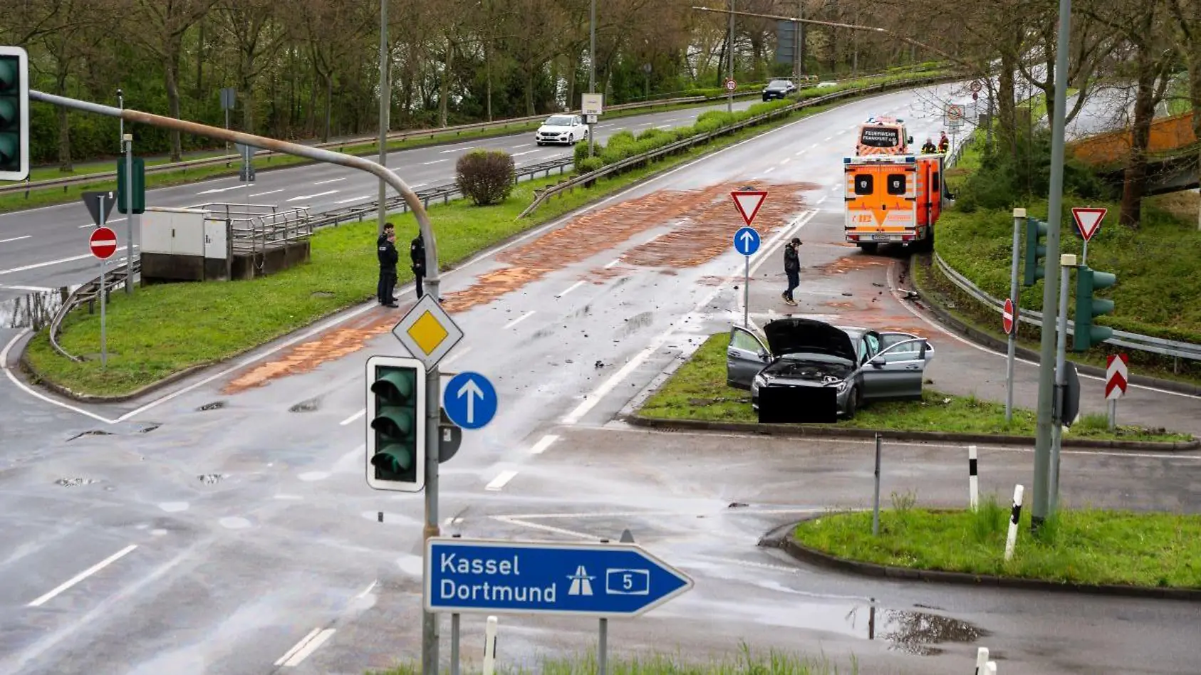 Krankenwagen kracht mit Pkw zusammen - Frau tot!