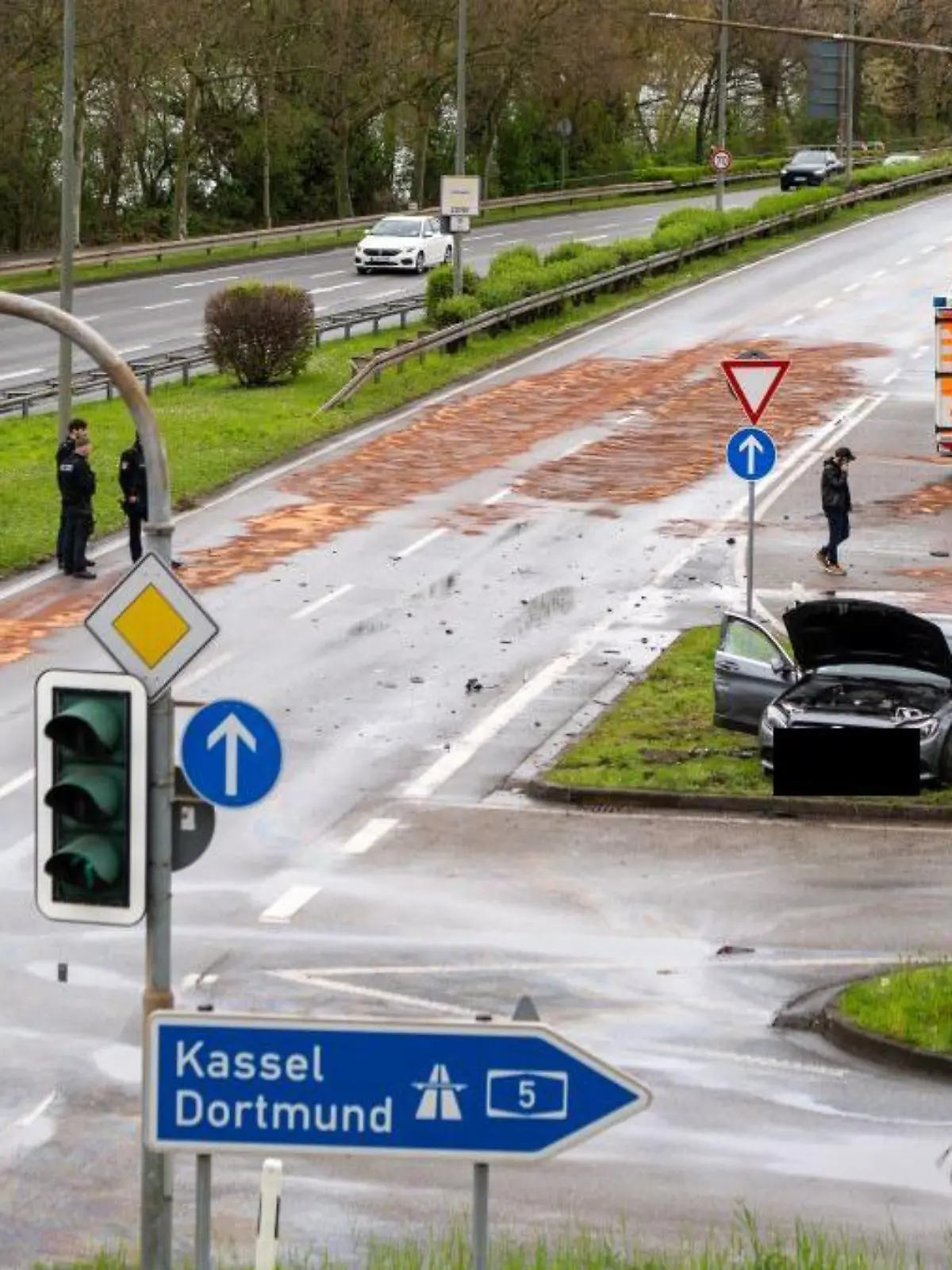 Der schwere Unfall kostet eine Frau ihr Leben.