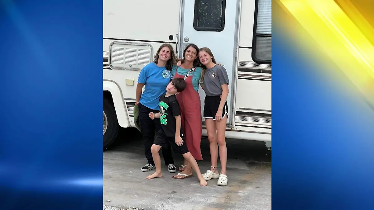 Familie aus den USA kann wieder lachen nachdem ihr Wohnmobil vollständig ausbrannte.