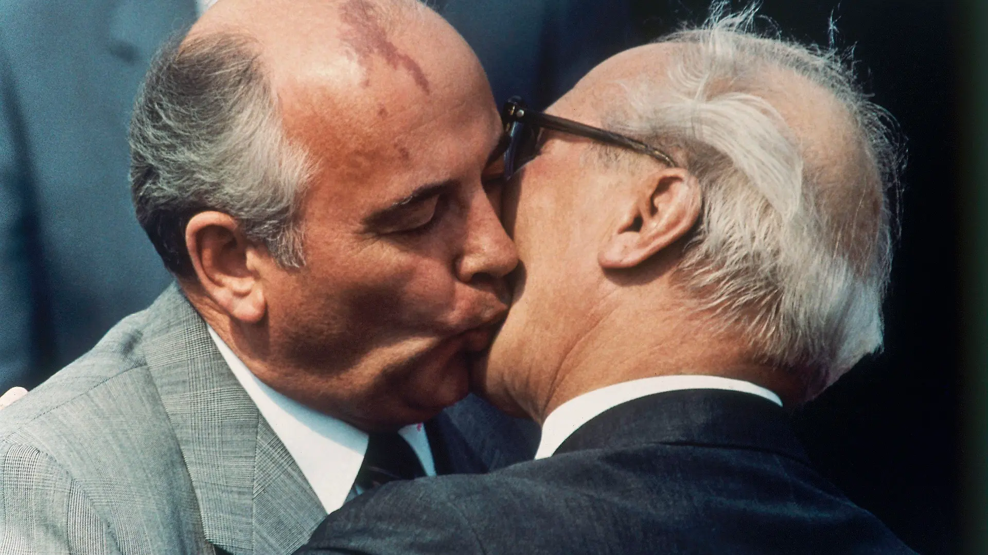 ARCHIV - 27.05.1987, Berlin: Michail Gorbatschowb (l), Führer der Kommunistischen Partei der Sowjetunion, und Erich Honecker, Staats- und Parteichef der DDR, tauschen auf dem Ostberliner Flughafen Schönefeld einen Kuss aus. Michail Gorbatschow, der russische Friedensnobelpreisträger und ehemalige sowjetische Staatschef ist tot. Er starb am Dienstagabend im Alter von 91 Jahren in Moskau. Foto: Uncredited/AP/dpa +++ dpa-Bildfunk +++