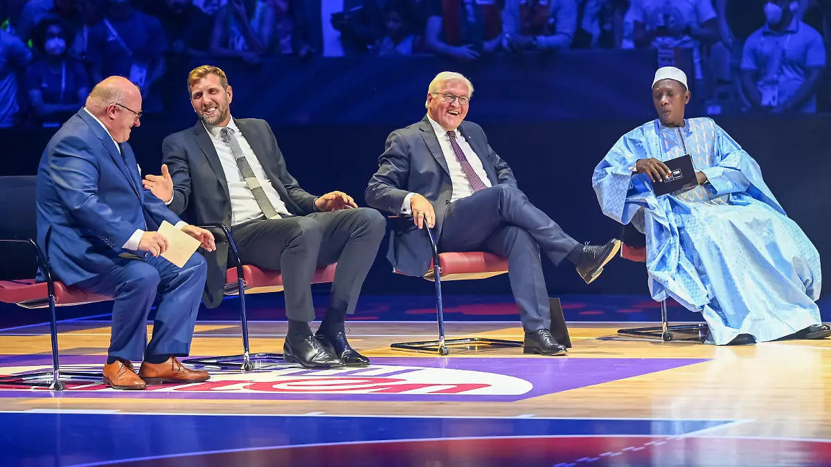 Ingo Weiss Praesident DBB, Dirk Nowitzki, Frank-Walter Steinmeider Bundespraesident und Hamane Nian Praesident Federation Internationale de Basketball Frankreich vs. Deutschland, Basketball, Europameisterschaft 2022, Gruppenphase, Gruppe B, Spiel B/1, 01.09.2022 Frankreich vs. Deutschland, Basketball, Europameisterschaft 2022, Gruppenphase, Gruppe B, Spiel B/1, 01.09.2022 Koeln *** Ingo Weiss President DBB , Dirk Nowitzki, Frank Walter Steinmeider German President and Hamane Nian President Federation Internationale de Basketball France vs Germany, Basketball, European Championship 2022, Group Stage, Group B, Game B 1, 01 09 2022 France vs Germany, Basketball, European Championship 2022, Group Stage, Group B, Game B 1, 01 09 2022 Koeln Copyright: xThomasxHaeslerx EP_EER