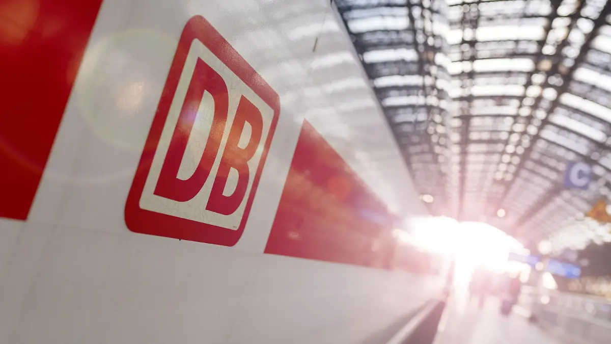 DB-Logo an einem ICE im Kölner Hauptbahnhof. Köln, 12.05.2019 *** DB Logo on an ICE in Cologne Central Station 12 05 2019 Foto:xC.xHardtx/xFuturexImage