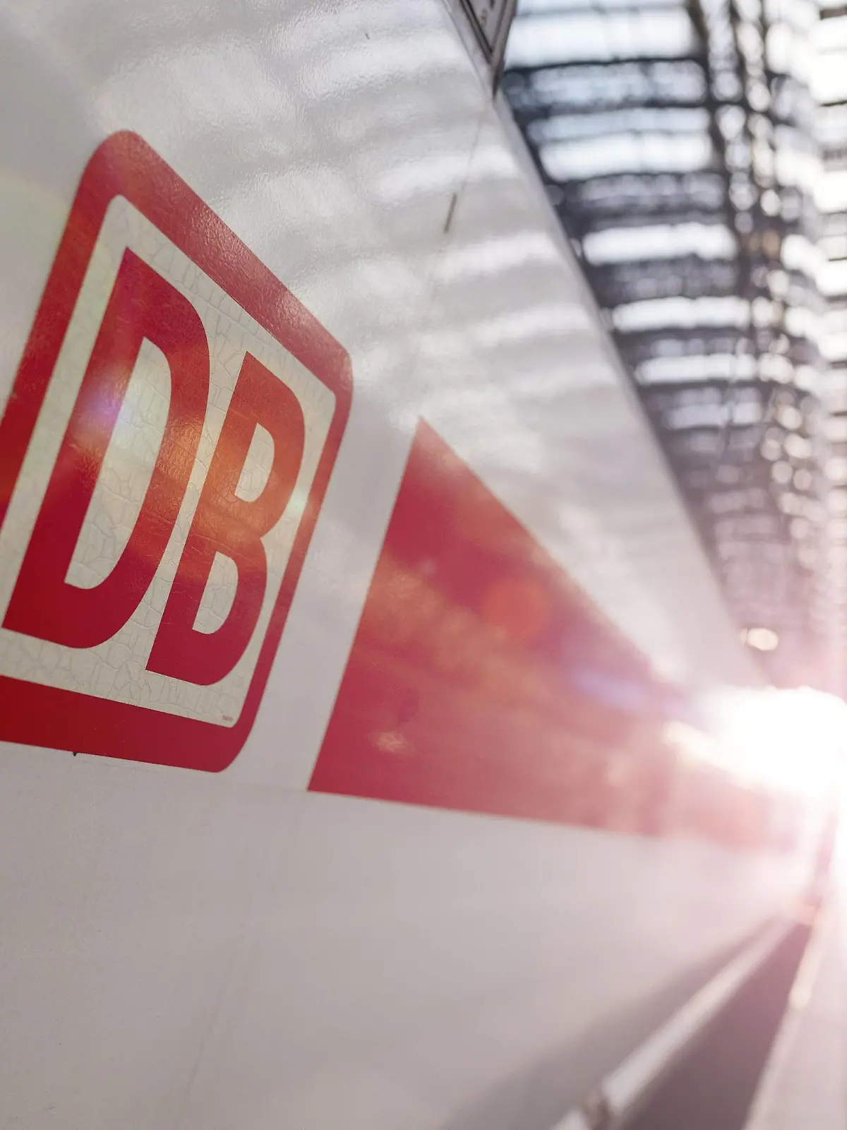  DB-Logo an einem ICE im Kölner Hauptbahnhof. Köln, 12.05.2019 *** DB Logo on an ICE in Cologne Central Station 12 05 2019 Foto:xC.xHardtx/xFuturexImage