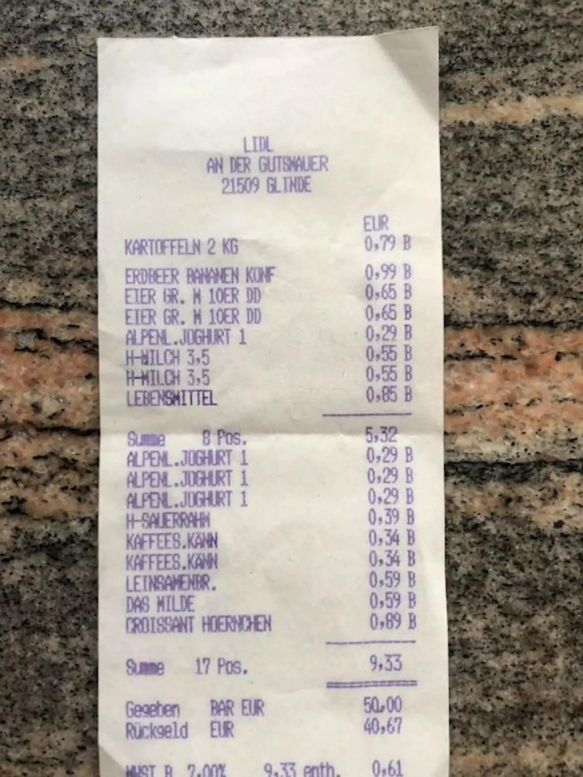 Ein Mann aus Schleswig-Holstein hat einen alten Lidl-Kassenbon aus dem Jahr 2002 gefunden – und geht damit viral. Der Grund: Die Preise sind der absolute Knaller! Zwei Kilo Kartoffeln für 79 Cent. Zehn Eier für 65 Cent. hat er Für insgesamt 17 Produkte hat er damals, vor 22 Jahren, weniger als zehn Euro bezahlt! Heutzutage kaum noch vorstellbar. Wir haben alle Produkte von dem alten Kassenbon nachgekauft und geben euch Tipps, wie ihr zumindest annähernd an diese alten Preise kommt.