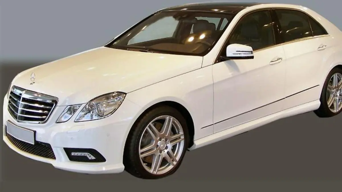 Vergleichsfahrzeug: Vermutlich war der Unfallwagen eine weiße Mercedes E-Klasse.