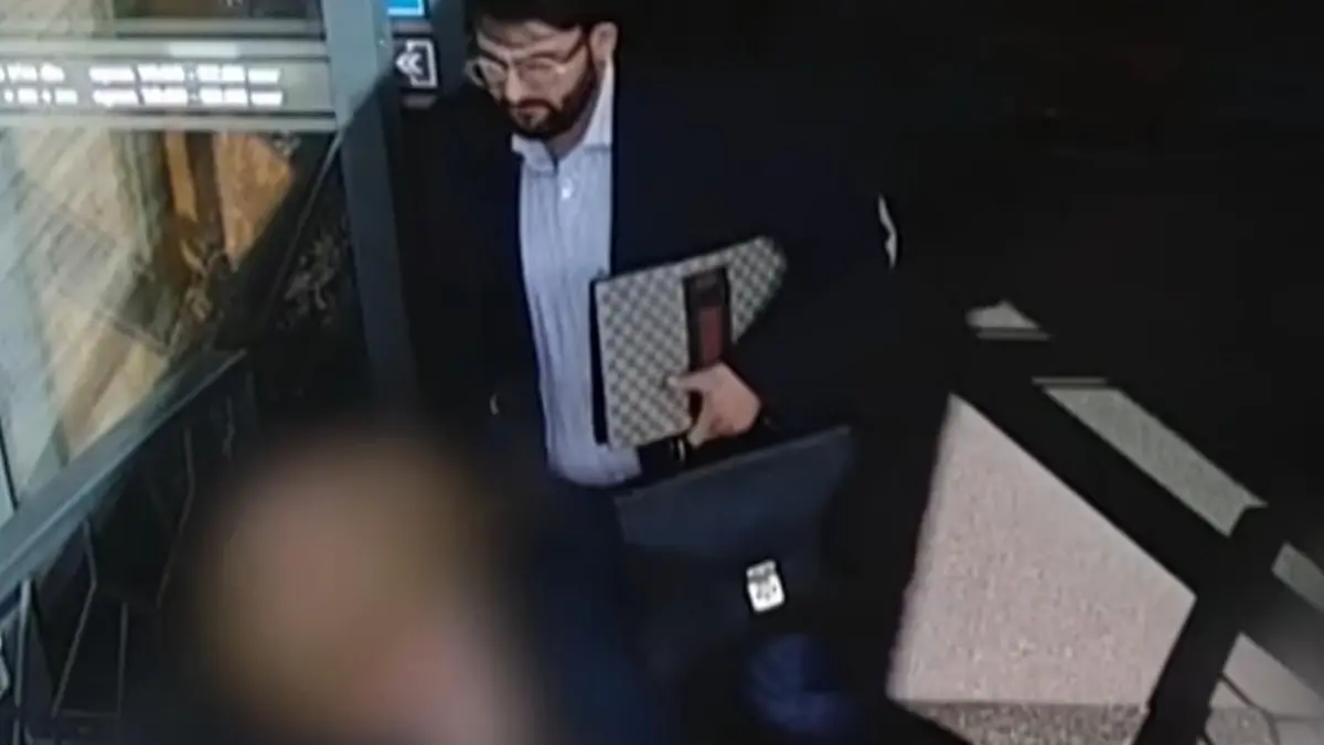 Einer der zwei mutmaßlichen Täter auf den Aufnahmen einer Überwachungskamera.