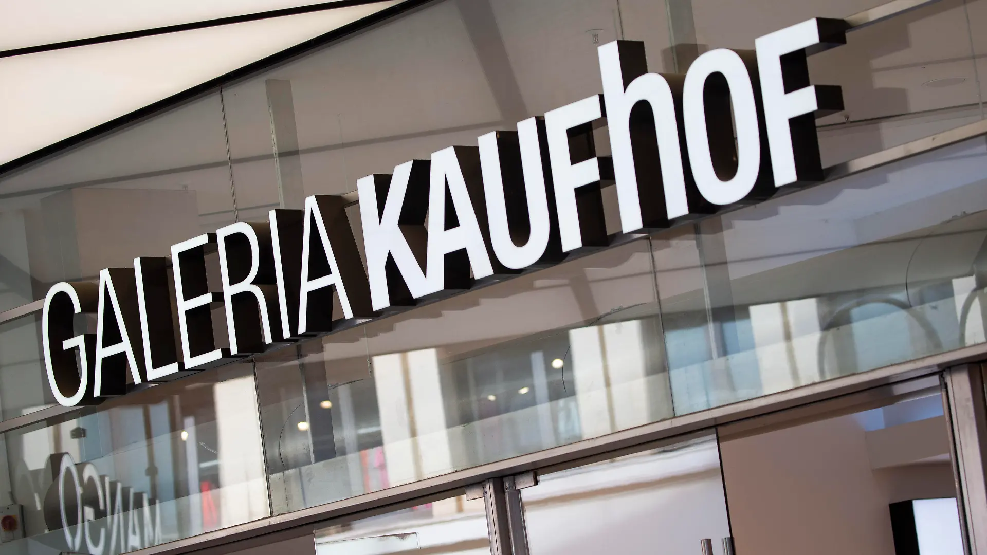 ARCHIV - 11.03.2023, Nordrhein-Westfalen, Köln: Der Schriftzug Galeria Kaufhof ist an einer Filiale der Warenhauskette Galeria Karstadt Kaufhof angebracht. (zu dpa: «Galeria verhandelt mit zwei Bietern: «Wir kämpfen um jede Filiale»») Foto: Thomas Banneyer/dpa +++ dpa-Bildfunk +++