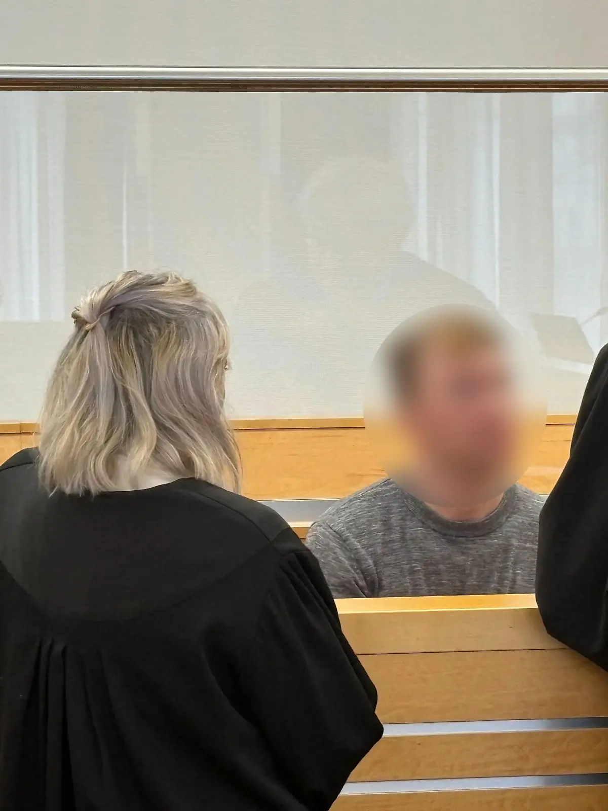 Der angeklagte Alexander K. vor dem Verhandlungstag am Dienstag (2. April) im Gespräch mit seinen Anwälten.