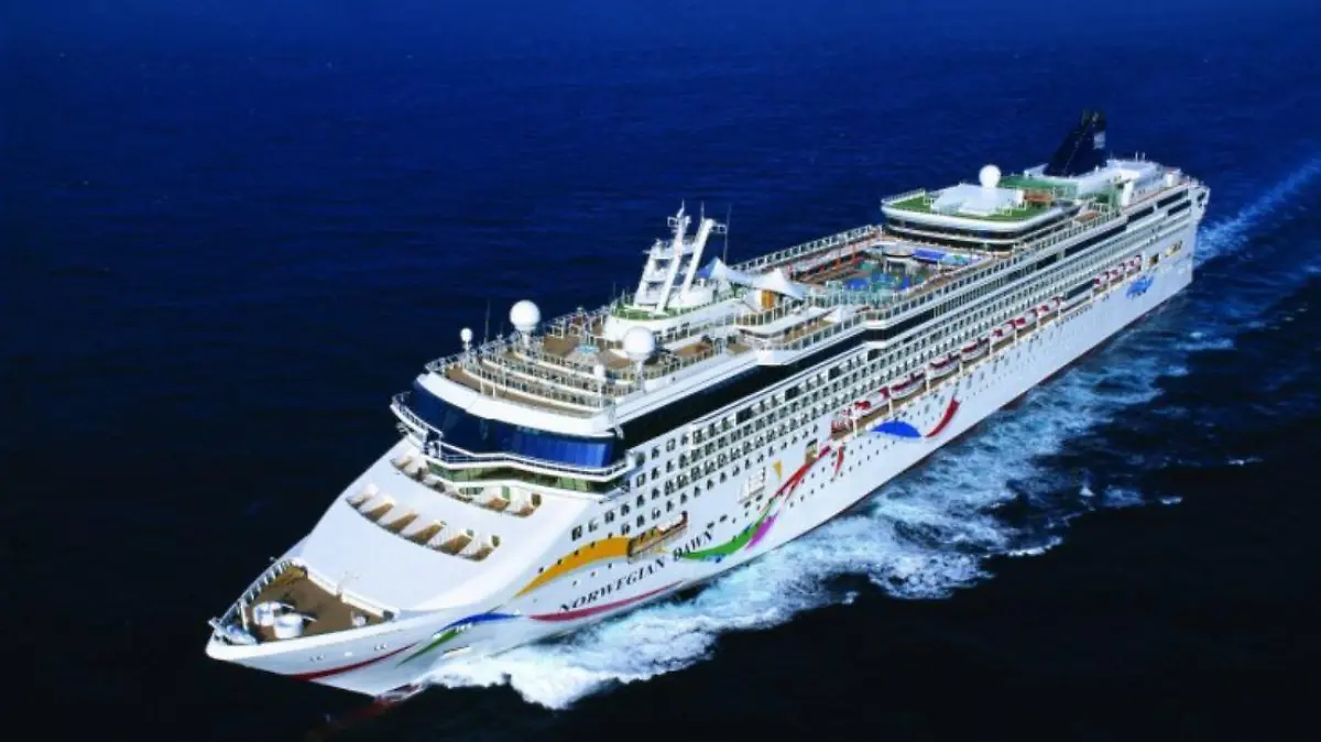 Eine Luftaufnahme zeigt das Kreuzfahrtschiff Norwegian Dawn während einer Reise