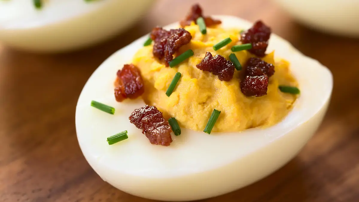Russische Eier mit Speck und Schnittlauch